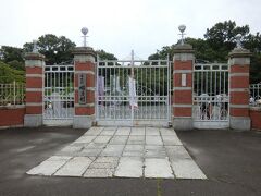 明治村に着きました。
結構広いので１日で回れるかしら。
行きたいところを絞って最初に回ってみよう。帝国ホテルにはいきたい。

明治村は解体されていく建造物の中から、価値あるものを移築復原し、重要文化財11件有形文化財1件、その他にもほとんどのものが国の有形文化財になっているものです。