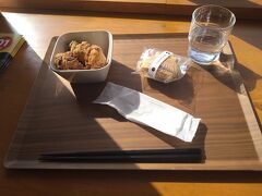 　お昼ごはんはまだ早いので、カレーではなく唐揚げにしました。
　中津市で唐揚げが有名なのは諸説ありますが、一例としては、「以前中津にたくさんの養鶏場があり鶏肉の入手が容易だった」「旧満州からの引揚者が中国での食べ方を再現した」「お惣菜店が揚げたてを提供したことが評判となり類似の店が増えた」などが挙げられます。
　本場の唐揚げはめちゃくちゃ美味しかったです！