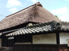 　一部瓦の藁ぶき屋根の家がありました。
