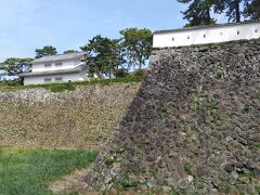 　島原城にやって来ました。見事な石垣です。