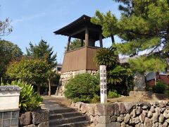 　時鐘楼　延宝３年(1675年)、初代藩主松平忠房が「人々に時刻を知らせ、守らせることは政治の中でも大切なことである」と鐘楼を建てたそうです。