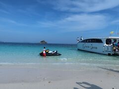 港を出発して20分くらいでしょうか、最初に上陸したのは、

①カイ島
それほど期待していなかったのですが、とっても綺麗で感動♪
この時間帯はまだツアーボートは来ておらず、人が少なくて静かなビーチを堪能できました。

9:20
