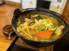 13:40
ほうとう 天ぷら 和花で、きのこほうとうを注文。
割り箸の袋を説明通りに折ると完成する箸置きが、富士山模様なのが面白いです。