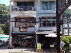 私達はホテル真ん前にある「Siam Smile Wine & Restaurant」で夕食をとりました。

外観を撮るのを忘れていて翌日に撮った写真。
右側のパラソルのあるお店です。
