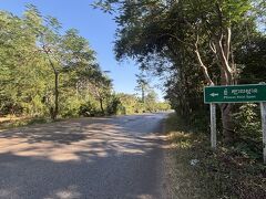 バンテアイスレイから20分ほどでクバールスピアンの入り口に到着。
余裕あれば行きたかったが、さすがに未舗装だと時間が読めないので素通りすることに。
バンテアイスレイとセットで再訪しよう。