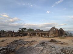 夕日を受けた寺院も、ほんのりあかね色。
下山途中にスタッフから5時半まで大丈夫だよと言われたので、再び寺院の中をウロチョロしていたら、スタッフみんな帰宅してました。