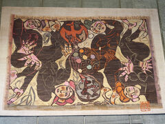 　神奈川県民ホールのロビーには、棟方志功の　『宇宙讃』がありました。