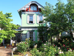 　エレベーターで山手の丘に上がり、ライムグリーン色の外壁が印象的な「ちいさいおうち」のようにかわいい山手資料館にやってきました。ドイツ風の灰色の屋根庇と灰色のアーチ窓のまわりには、赤いうろこ状の板が貼られています。