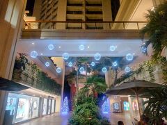 ちょっとホテル内をぶらぶら。クリスマスの名残で夜もあちこち綺麗です。
ホテル1階に入っているホノルルクッキーカンパニーでお土産も調達。思い立ったらすぐに行けて本当に便利。JCBのクーポンでクッキー2個おまけに貰えました。