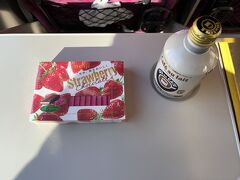 自由席グリーン車を利用しましたが、川崎駅から乗車した時の車内は混雑していました。

東京駅で大半の乗客が下車して、ようやくゆったり座ることが出来ました。

今回は自宅から近い駅から9時台の出発でしたので、先に朝食を済ませての乗車でした。

車内でカフェ・オ・レとストロベリーチョコを頂きました。