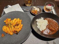 ラウンジ食。食べ過ぎると機内食が入らなくなるから控えめに。