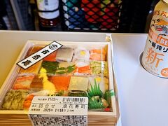 ところで前日は残業で帰宅が午前様であったので、お昼からの新幹線を予約した過去の自分を褒めちぎりたい。
毎度人が多すぎて狂気の沙汰を感じる東京駅の構内でなんとか調達した、ご褒美のビール2本と、古市庵のお弁当。

このお弁当は初めて食べたのだが、10種類の可愛い真四角の押し寿司が2つずつ入っている。
一つ一つもとても美味しいのだが、20個全部違うのではなく、同じものが2個ずつというコンセプトが素晴らしい。
あっこれ美味しい！にっこり！がもう1回出来るのだ。

とろろ昆布、サーモン、鯖、海老、アナゴ、柚子大根など、嫌いなもののない世界観。
現実もこうであったらいいのに。

缶ビールは贅沢に伊勢角でも飲みたかったが、お弁当屋さんにはスーパードライと一番搾りとTOKYO　CRAFTしか置いていなかった。