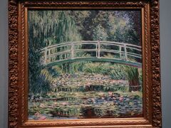 「白い睡蓮」1899年 プーシキン美術館
1899年から1900年にかけて、モネは太鼓橋の架かる睡蓮の池をモチーフに18点の絵画を描いていますがその１枚。