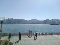 尖沙咀プロムナード。ビクトリア湾を挟んで対岸に香港島。朝は寒かったが気温も上がってきて気持ちがいいお天気。