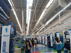 ソンテウに乗ってナクルアのデカトロンに来ました。乗り換えがあるのですが、片道10THB+10THB＝20THB
ターミナル２１の近くのロータスの2階です。