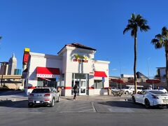 お腹がペコペコだったので、帰りは安くて美味しいと有名なインアンドアウトバーガーへやってきました。