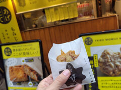 続いてお向かいの店にて、今度は「揚げたてもみじまんじゅう」を。上の子が食べたかったチョコレート味がこっちにあったんです。やっぱりおいし～★
(「揚げもみじ」は紅葉堂の商標登録されている)
