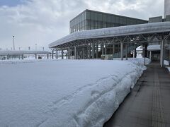 新青森駅に到着。レンタカー代を節約するために、ニコニコレンタカーを借りました。駅から少し距離があり、10分くらいかかりました。