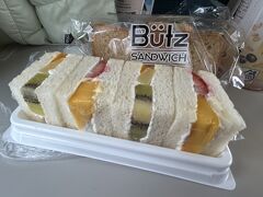 東京駅のButz SANDWICHで買ったフルーツサンドを食べたり、