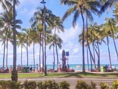 さて、買い物が終わってもまだ11:00頃なので元気にビーチへ向かいます。
一方夫は依然として体力が戻らず再び部屋で寝ることに。明日は帰国なのでフライトに耐えられるか心配。