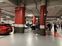 ベルリンからTAPポルトガル航空でリスボン到着。事前に調べておいたUber乗り場はこんな感じ、みなさん予約した車を待ってます