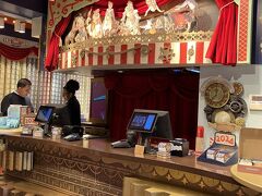 ロシオ広場近くにある缶詰めショップ。チャーリーとチョコレート工場みたいな店内で、自分の生まれ年の数字が入った缶などお土産にいいかも。でもややお高め。