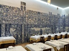 夕食はカーサ・デ・アレンテージョ。このように壁が装飾タイルでいい雰囲気です。