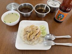 大小選べるけど小で。我々夫婦は少食なもんでちょうどよかったが、ちょっと物足りない人もいるかも。
これがホント美味しくて！肉はジューシーで柔らかく、スープもライスも風味良く仕上がってる。
しかしカオマンガイとかチキンライスってどこでもあんまり外さない感じがする。