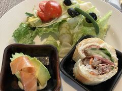 明けましておめでとうございます！元旦の朝です。
ソラリアホテルの朝食です。写真に写ってないですが、オーダーメニューからオムレツとイングリッシュブレックファーストも頼みました。

今日はkkdayで予約した、古都ホアルーとチャンアンの世界遺産群の川下りツアーです。
ハロン湾と散々悩んで、悩んだ末にチャンアンにしました！タムコックの川下りも候補でしたが、稲が緑の季節の方が風景が綺麗だそうなので、チャンアンに決定です。
そして、ちょっと奮発して、日本語ガイドさんのプライベートツアーにしてみました。
プライベートツアーは、自分たちのペースで移動できて楽でした。ホテルのロビーにガイドさんが迎えに来てくれて、8時半頃出発です！