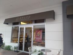 食事の後はパン屋さんに。美味しそうなパンの案内が出てたので気になって。
店の中の写真は撮れなかったんですが、たくさん種類があってとても美味しそうでした。