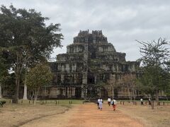 コーケーのピラミッドに到着。
思ったよりも混んでなくてよかった。
でも天気は悪いのは残念。