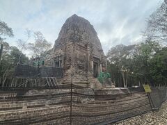 Cグループのプラサット・タオの獅子像は2,000リエル札の絵柄に採用されているので、最後に訪れました。
しかし修復中で、獅子像には緑色のシートが被せられており残念。