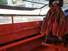 ボートの内装の色にマッチしたストール。なんだかお洒落。