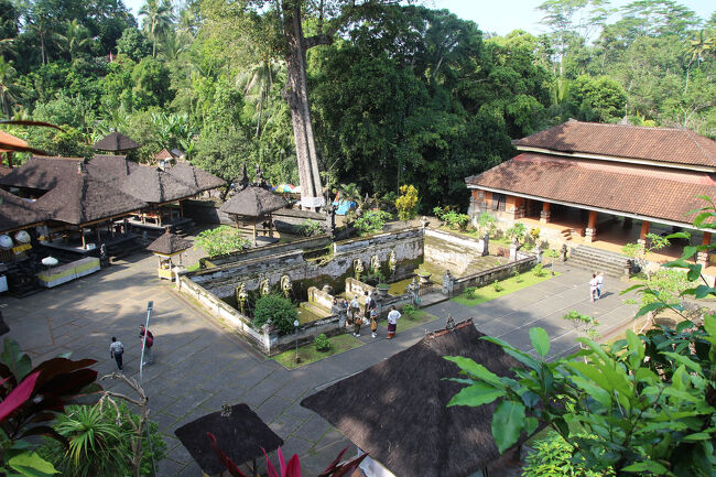 「ゴア・ガジャ」は入り口から階段を下ったところにあります。<br /><br />上の方から俯瞰した「ゴア・ガジャ」全体像