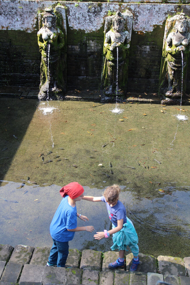 手前の子供、二人で可愛いポーズをとっていたのですが、シャッターチャンスを逃しました。