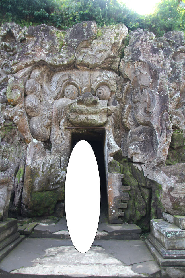 入り口に巨大な顔が彫られた洞窟。その意図は悪霊を追い払うことにあったとも。<br /><br /> <br /><br />「この主たる形象は地界を守護するボーマとされるが、耳飾りが見られることから一般にバリに伝わる魔女ランダともいわれる」（ウィキペディア）