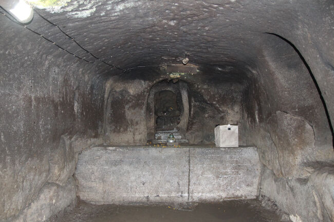 暗い洞窟内部はさほどの広さはなく、奥にガネーシャの像が祀られています。（フラッシュのため明るいですが、実際は真っ暗に近いです）　反対側には、ヒンドゥーの３大神をあらわす３体のリンガが祀られています。<br /><br /> <br /><br />この洞窟で瞑想などしたのでしょう。