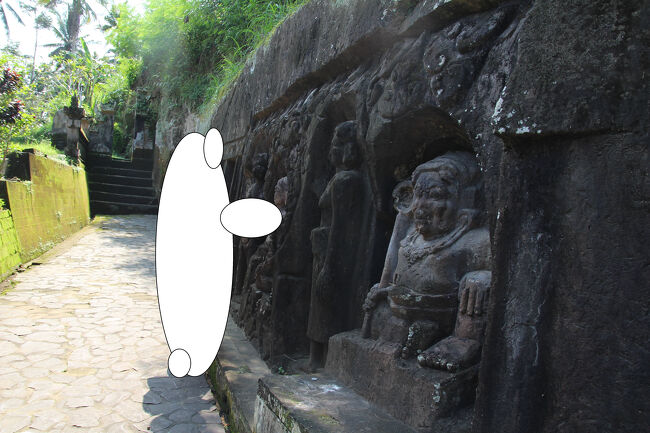 でもって、14世紀後半のレリーフに到着<br /><br />25ｍほどの長さの岩肌に五つの場面が彫られています。