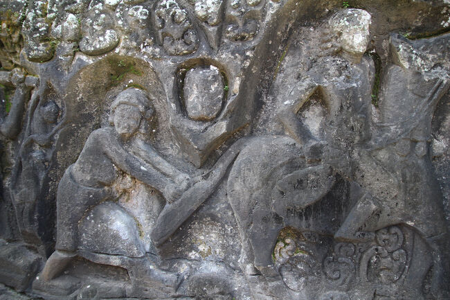 帰ろうとするクリシュナが乗る馬の尾をつかんで引き止める熊の娘<br /><br />娘の左側に、上下2匹の猿がふたりの真似をしてシッポをつかんでいるさまがユーモラスに彫られています