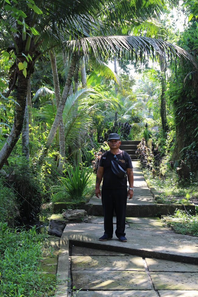 ドライバー兼カメラマンのサングラさん　学校で1年日本語を勉強しただけとのことですが、それにしては上手。生活に必要なせいでしょう。