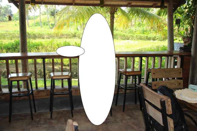 駐車場へ戻る道の途中、田園風景を見渡すカフェでランチ<br /><br />午前は終了<br />午後は完全非公開活動