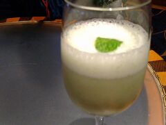 ホテルに戻り、忘れていたウェルカムドリンクをいただきます。ミントの葉がたっぷり入ったレモネード。すごく美味しかったです！！
