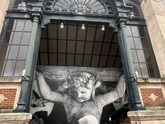 デモで交通網が破綻レベル、乗りたいバスも電車も運行なかったり、一部変更されてた。
せっかく来たバスも違うバスに乗り方向間違える失態…。もはや得意技と言えるくらいの乗り物乗り間違え。
調べたバスも迂回やったり、電車が一部変更ってなってるからデモに影響のない行き方を調べて、近くにいる人にバス停と方向聞いて、かなり時間かかり
無事Versailles Château Rive Gauche駅へ。