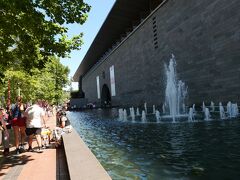 ビクトリア国立美術館
メルボルンは真夏です
