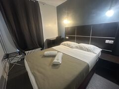 セーヌ川近くのホテルに荷物撮りにいき、また電車を乗り継いでパリ北駅に近いホテルへ。
今日のホテルは「ホテル　デュ　グローブ18」
朝食なし/11917円+現地で€3.25+保証金€50(チェックアウトの時に返金あり)と翻訳で教えてくれた。
スタッフは親切な人だった。
階段なし、螺旋階段。
チェックインして、治安が心配な感じだったから早めに帰宅できるようにすぐ出発！