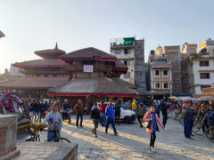 ダルバール広場の建物は、地震の影響を受け、崩れたものや崩れそうだけど持ちこたえたもの、完全に崩れて修復が終わったもの、修復途中のもの、そのまま手つかずのものなど、様々です。