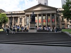 ビクトリア州立図書館正面
※世界の美しい図書館ランキング（LINEトラベルjp より)
1．ビクトリア州立図書館／オーストラリア・メルボルン
2．大英図書館（British Library）／イギリス・ロンドン
3．オーストリア国立図書館（プルンクザール）／ウィーン
4．ストラホフ修道院図書館／チェコ・プラハ
5．ストックホルム市立図書館／スウェーデン
6．ザンクト・ガレン修道院図書館／スイス
7．セルシウス図書館（ケルスス図書館）／トルコ
8．ニューヨーク公共図書館／アメリカ
9．アメリカ議会図書館(Library of Congress)／ワシントン
10．ヴァスコンセロス図書館／メキシコ・メキシコシティ
