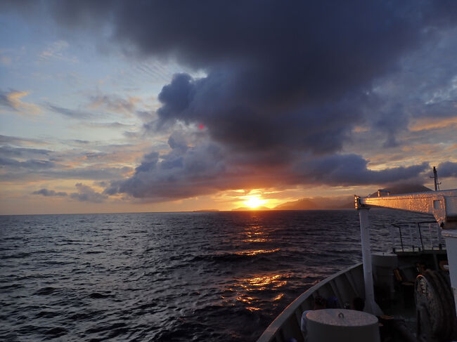 2024/12/2(月) 晴れ<br />アンボンへからバンダ・ネイラへ<br />ーーーーーーーーーーーーーーー<br />6:10<br />フェリーで一晩。<br />朝日が昇って来ました。