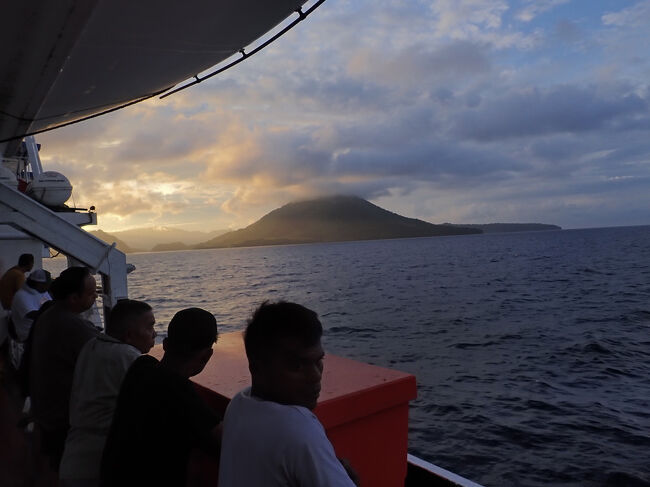 バンダ島が見えてきます。<br />乗客達は船舷に並んで、朝日を見ていました。