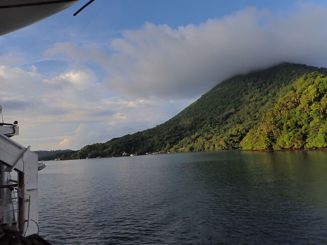 富士山の様な形の整った島の隣を通ります。